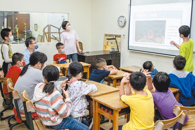 小草书屋成立大溪分部，让大溪孩子也能在书屋里开心学习，一起成长。（陈大任摄）