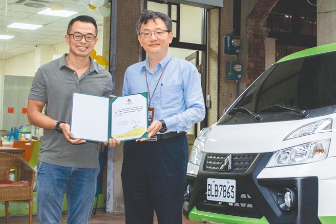 小草书屋创办人林峻丞（左）与中华汽车副总经理钱经武一同迎接幸福守护计画10号车。（陈大任摄）