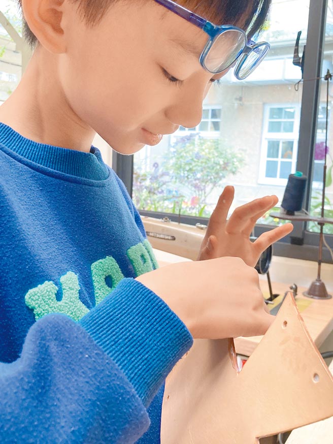 小草书屋鼓励孩子自食其力，利用假日贩售自制皮件赚取旅费。（小草书屋提供）