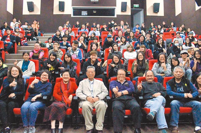 張永祥伉儷（左三、左四）赴台藝大電影系，出席蔡國榮、廖金鳳教授（左五、左六）主持的編劇經驗傳承座談會，受到學生熱烈歡迎。（蔡國榮提供）