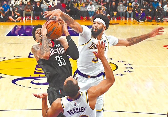 安东尼戴维斯（后右）赏给火箭前锋伍德一记火锅。（路透）