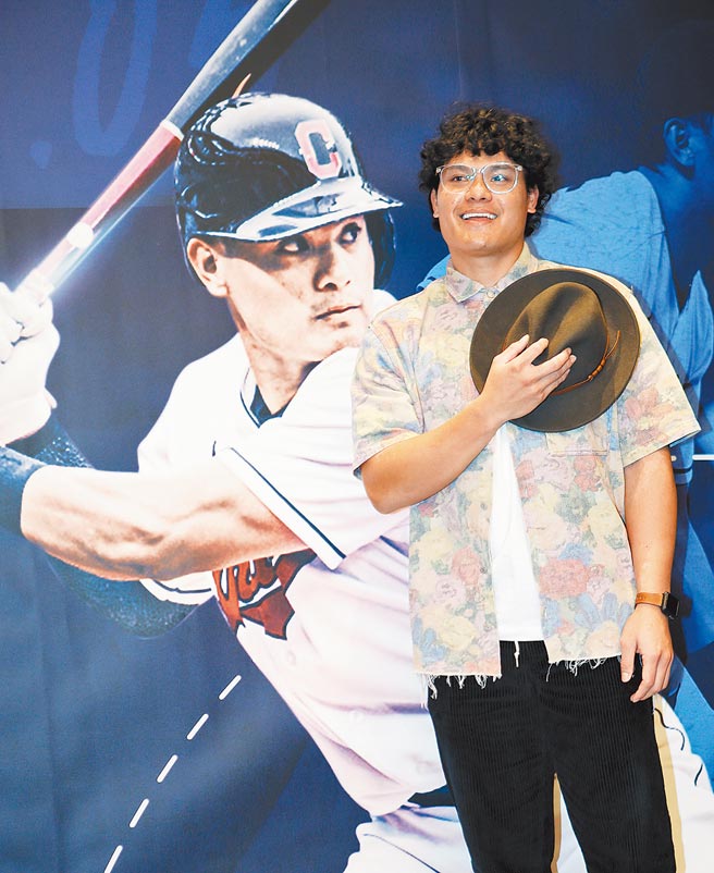 张育成昨顶着爆炸头现身，笑说趁年轻时多玩一下头髮。（陈怡诚摄）