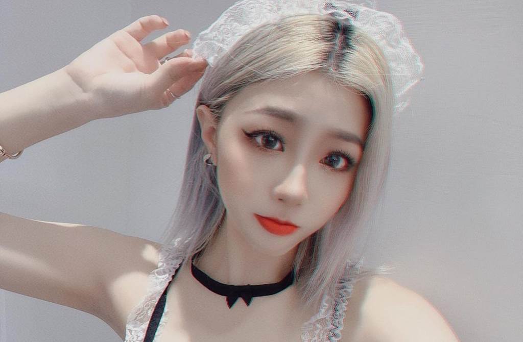 御姐強尼為姊剃光頭 鏡面反射驚見超兇一絲不掛火辣身材 - 娛樂 - 中時新聞網