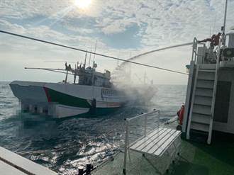 海上驚魂！台中外海火燒船「悶燒冒黑煙」 巡防艇馳援6人獲救