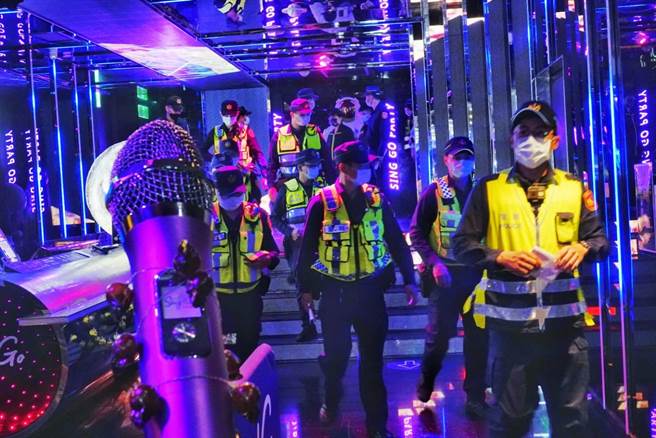 台北市夜店、舞场、三温暖业2日起可陆续復业，截至目前共完成8家业者现勘，其中阿曼达大舞场、天龙三温暖、Klash Taipei夜店、雅士达夜总会可率先解封。此外，信义区的2家热门夜店也递件申请，近日也有望重新开张，信义分局晚间调派员警临检辖区内营业的夜店、KTV等场所，除查察有无违法情事，也看有无违反防疫规定。（邓博仁摄）