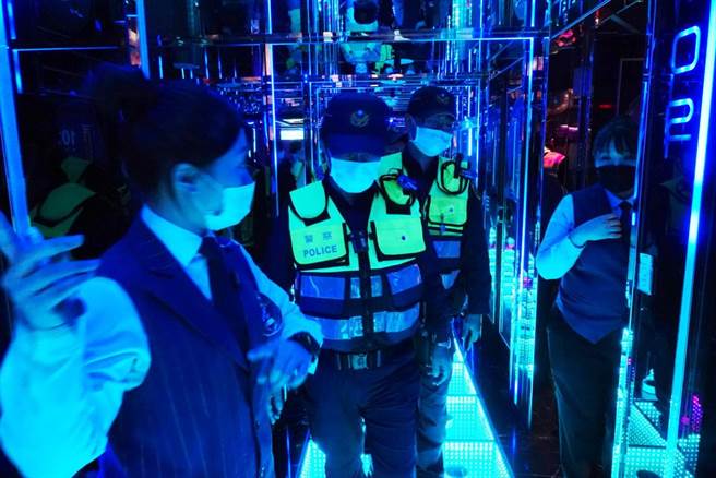 台北市夜店、舞场、三温暖业2日起可陆续復业，截至目前共完成8家业者现勘，其中阿曼达大舞场、天龙三温暖、Klash Taipei夜店、雅士达夜总会可率先解封。此外，信义区的2家热门夜店也递件申请，近日也有望重新开张，信义分局晚间调派员警临检辖区内营业的夜店、KTV等场所，除查察有无违法情事，也看有无违反防疫规定。（邓博仁摄）
