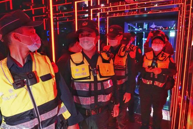 台北市夜店、舞场、三温暖业2日起可陆续復业，截至目前共完成8家业者现勘，其中阿曼达大舞场、天龙三温暖、Klash Taipei夜店、雅士达夜总会可率先解封。此外，信义区的2家热门夜店也递件申请，近日也有望重新开张，信义分局晚间调派员警临检辖区内营业的夜店、KTV等场所，除查察有无违法情事，也看有无违反防疫规定。（邓博仁摄）