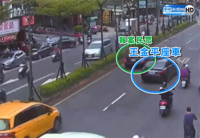 前立法院長王金平前往蘆洲參加活動，未料遭到民眾逼車尾隨，隨扈立刻亮槍警戒，引起一場烏龍糾紛。(翻攝畫面)