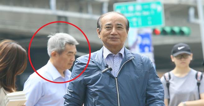 前立法院長王金平 (右)以及這次疑似「亮槍」的鄭姓隨扈(左)。（本報系資料照片）
