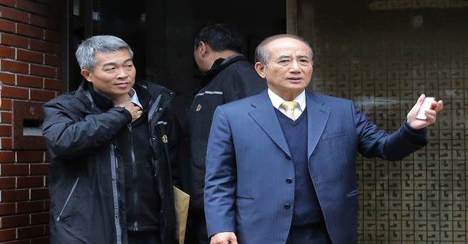 前立法院長王金平 (右)以及這次疑似「亮槍」的鄭姓隨扈(左)。（本報系資料照片）