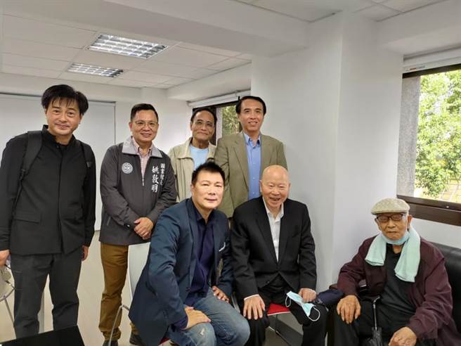 国民党前立委陈学圣刊出与作家蔡诗萍及蔡父、民进党前主席许信良、民进党前主席早年特助陈文义、艺术家许悔之、桃园市立图书馆馆长姚敦明等人的合照。（图／取自陈学圣脸书）