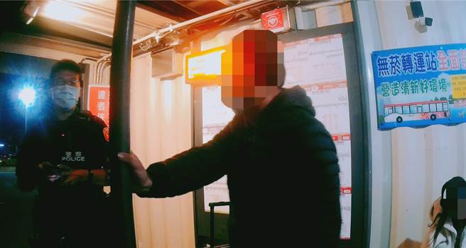 喜欢玩生存游戏的女子与丈夫上月在客运站准备北上时，当眾拿出1支黑色霰弹玩具枪，开玩笑地瞄准丈夫，附近民眾发现她手握黑色长形物体，甚至将其误认为情趣物品。（警方提供）