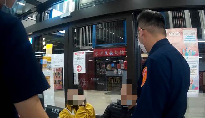 喜欢玩生存游戏的女子与丈夫上月在客运站准备北上时，当眾拿出1支黑色霰弹玩具枪，开玩笑地瞄准丈夫，附近民眾发现她手握黑色长形物体，甚至将其误认为情趣物品。（警方提供）