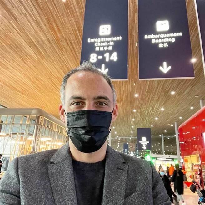 欧洲议会「外来势力干预欧盟民主程序 （含假讯息）」特别委员会主席古斯曼（Raphael Glucksmann）率官方代表团今起访台。图为古斯曼启程时在机场自拍。（取自古斯曼推特）