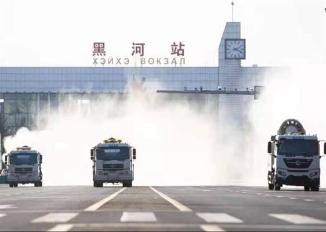 黑河站附近街道进行消毒。（东网）