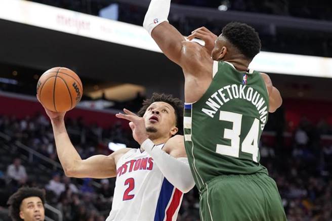 状元郎康寧汉(左)似乎水土不服，生涯第2战面对公鹿全场14投仅2中，三分球9次出手全部落空，活塞惨败公鹿28分。(美联社)