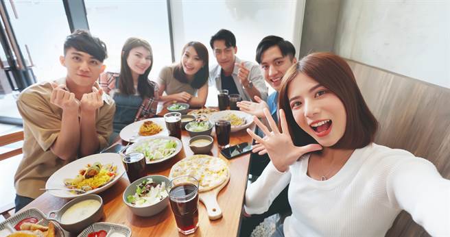 生肖屬狗、豬、馬、羊、猴的人擁有很多好朋友，其中不乏有力的貴人，遇到困難身邊總會有人伸出援手。（示意圖／shutterstock）