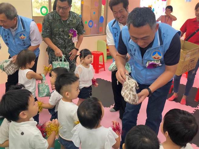 「長幼關懷、幸福照護」是金門縣政重點工作，楊鎮浯縣長下鄉關心幼兒教育和健康。（李金生攝）