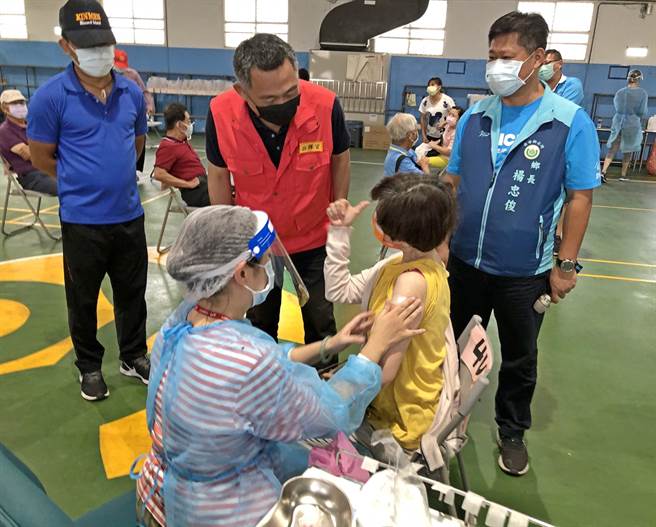 楊鎮浯縣長走訪鄉鎮大型接種站，實地了解執行進度和鄉親需求。（李金生攝）