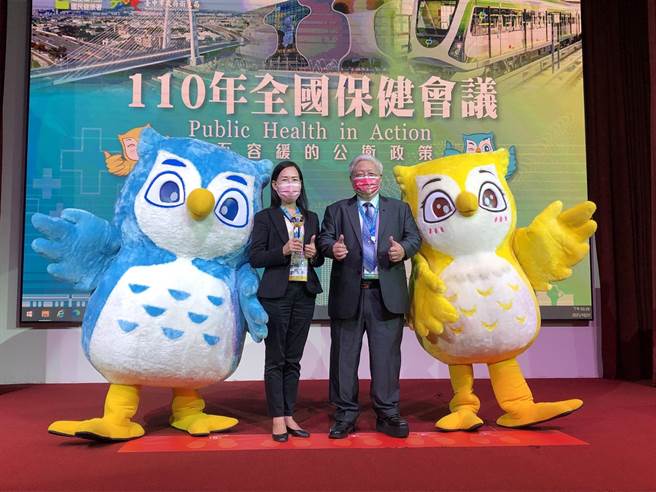 金門縣再獲全國衛生保健業務優等獎，衛福部國民健康署長吳昭軍頒獎表揚。（金門縣衛生局提供）