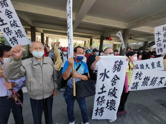 高齡96歲的白河區郭老先生（前排左一）說，這是他生平首度參加街頭抗議。（洪榮志攝）