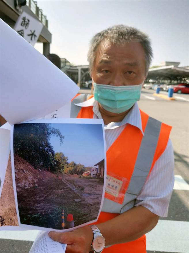 台南市白河區竹門里馬稠後里反對社區內建置大型養豬場自救會召集人鄭坤鐘強調「人不要甲豬住！」。（洪榮志攝）