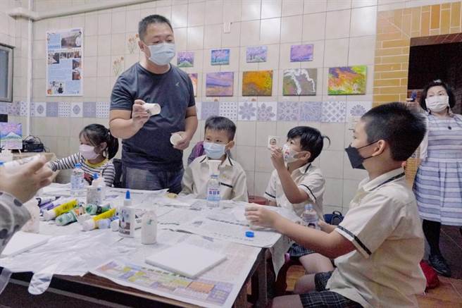 中和碧湖社區據點原來就有服務長輩和社區婦女，今年新增兒少關懷服務 ，變成多元福利據點。（新北市社會局提供）