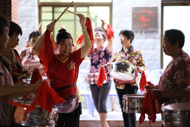 开心婆婆西鼓队让赤土社的阿姨们找到生活乐趣，又可以到处演出，很有成就感。（图/海峡城乡基金会提供）