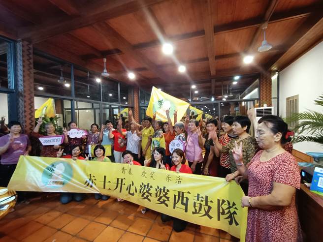 赤土社的开心婆婆们为创建的开心婆婆西鼓队，颇为自豪。（图/海峡城乡基金会提供）

