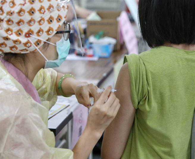 國外研究顯示，青少年打第二劑BNT發生心肌炎的機率，會比第一劑還要多10倍以上。（本報系資料照）