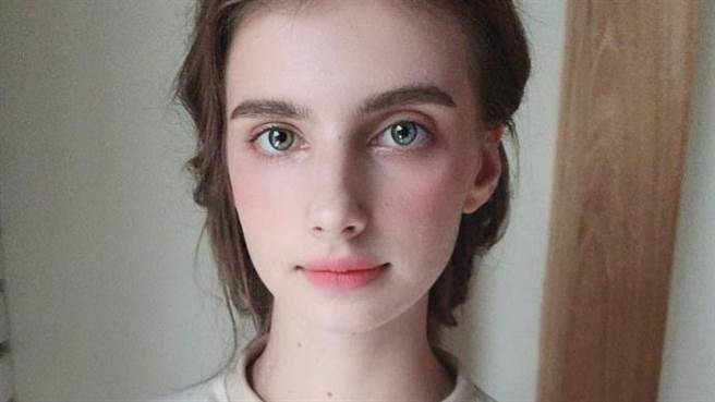 來自烏克蘭的正妹佳娜近日大動作拍片駁斥網友對於烏克蘭人的謠言。（圖／IG@_tatiana_lin）