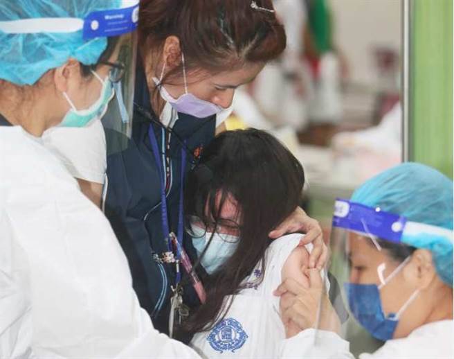 中研院生醫所兼任研究員何美鄉表示，有慢性呼吸道疾病、慢性心臟病、免疫抑制等8大疾病的青少年，是罹患新冠重症的高風險族群，強烈建議要接種2劑BNT。(資料照 陳怡誠攝)