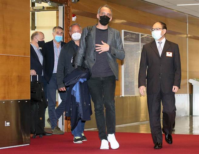 欧洲议会「外国干预欧盟民主程序特别委员会」主席格鲁克斯曼（Raphael Glucksmann，右二）3日率团抵台，外交部次长曾厚仁（右一）前来接机。（范扬光摄）
