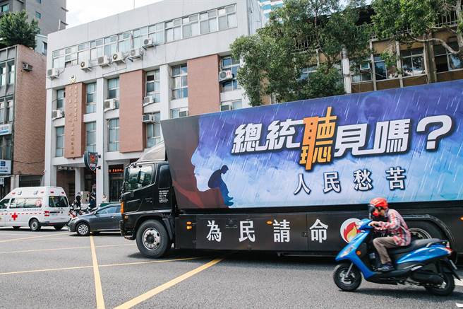 「反萊豬」等4大公投案將於12月18日舉行。圖為國民黨「公投變形金剛」宣傳車。(郭吉銓攝)