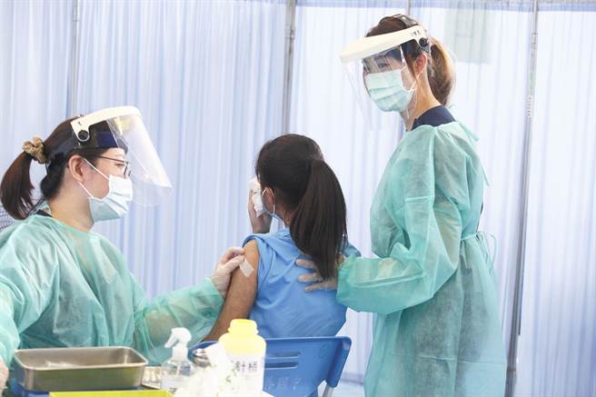 青少年接種BNT疫苗有心肌炎疑慮，中研院研究員何美鄉昨天指出，台灣青少年接種第一劑的心肌炎粗發生率是美國兩倍，政府對青少年是否要接種第二劑應審慎思考。（資料照，張鎧乙攝）