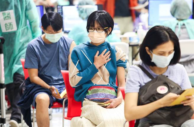 負責疫苗預約系統的關貿公司又出包，有民眾打完2劑疫苗又收預約簡訊。圖為民眾打疫苗的畫面。（陳俊吉攝）