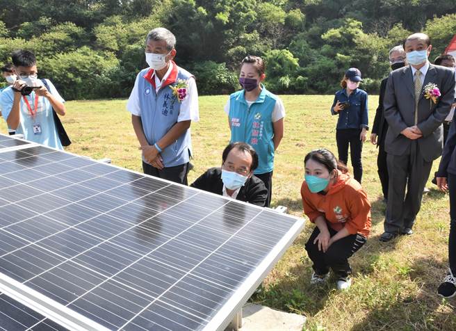 高雄市旗山區垃圾掩埋場變成太陽光電場，高雄市副市長林欽榮（前右二）查看太陽光電板。（林瑞益攝）