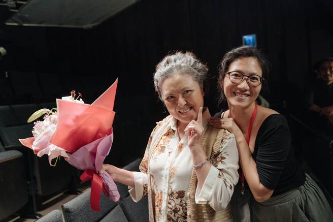 徐丽雯(右)开心涂台凤也入围女配角奖。（客家电视台提供）