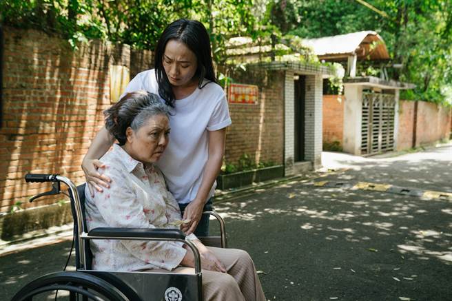 涂台凤(左)入围女配角奖，徐堰铃入围女主角奖。（客家电视台提供）