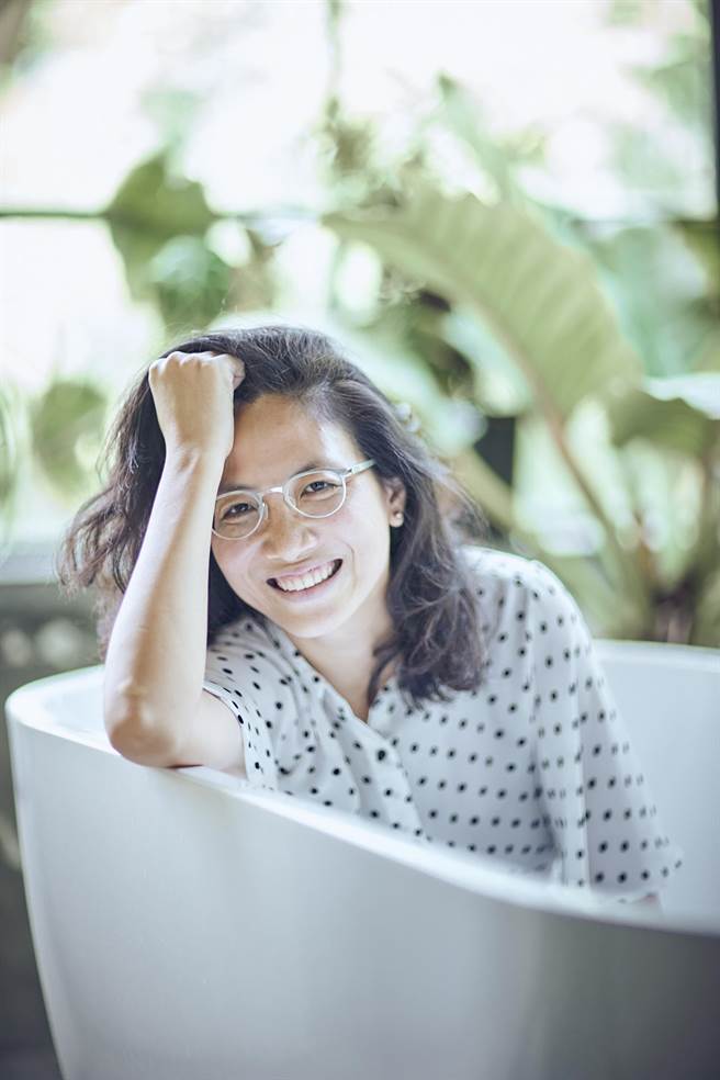 徐丽雯转换身份以编导新作《光的孩子》再度叩关新加坡亚洲电视大奖。（客家电视台提供）