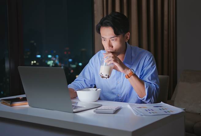 男子工作压力大，经常靠喝奶茶纾压，还曾一天喝10杯奶茶，近日晕倒送医，发现他颅脑出现严重血栓。(示意图/达志影像)