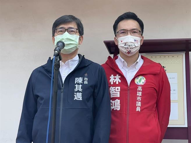面对媒体问及是否对四大公投表态，陈其迈（左）表示，他以市政为优先，但有些公投议题会牵涉到高雄市，因此无法置身事外，他会在适当时机清楚表态。（洪浩轩摄）