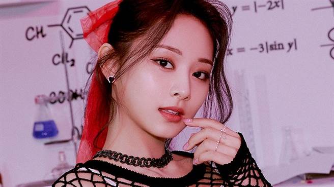 TWICE即將在12日推出新專輯，而子瑜火辣的穿搭再度吸引目光。（圖／twitter@JYPETWICE）