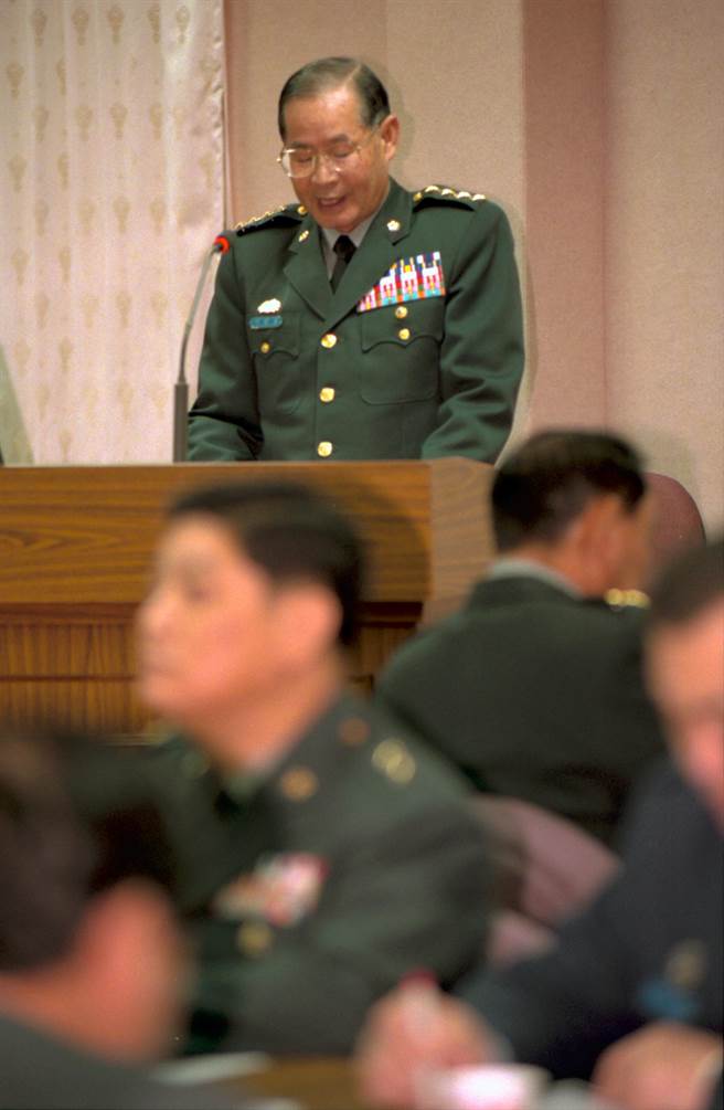 图为1999年汤曜明率各军种幕僚长到立院国防委员会，就国防军令系统业务进行报告。(资料照/李智为摄)