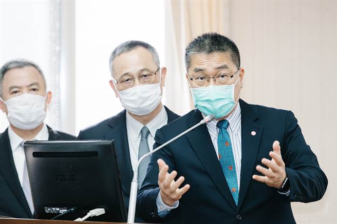  立法院內政委員會3日就「新型態犯罪行為（如：AI DeepFake、網路資訊犯罪等）對國家與個人之威脅與影響、如何防範與反制措施及相關法令修法方向」進行專題報告，內政部長徐國勇(右一)、警政署長陳家欽（右二）等人列席備質詢；徐建議可於刑法增訂「深偽犯罪條款」，並明確其構成要件，適度提高刑責，以嚇阻這類犯行，確保個人隱私權。（郭吉銓攝）