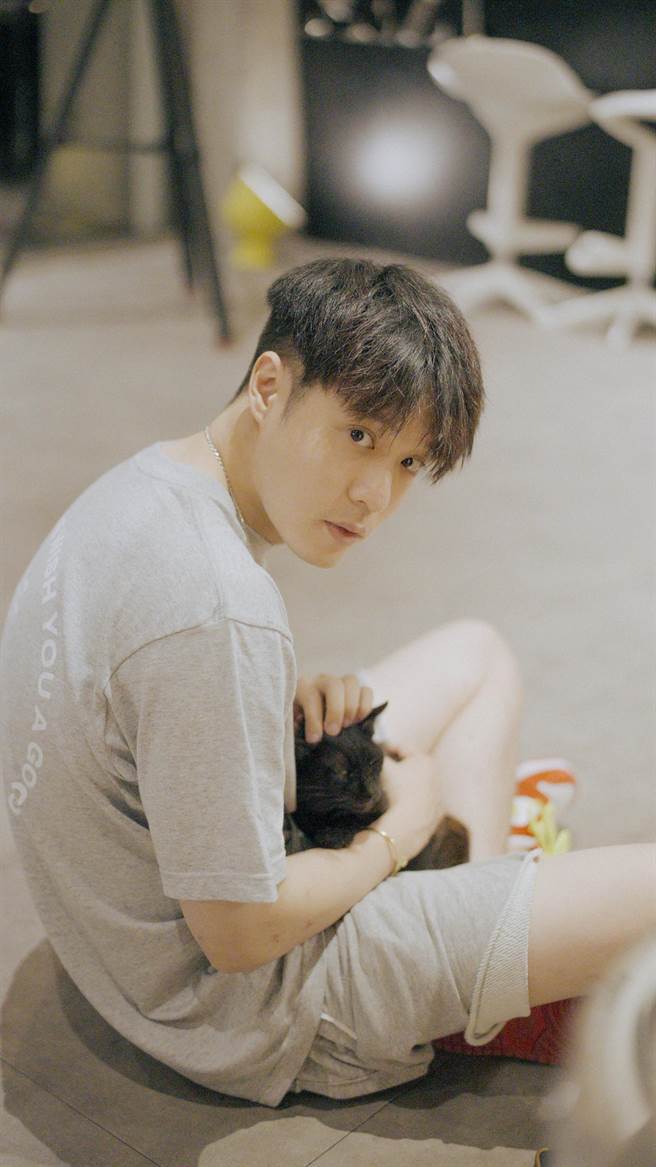 周湯豪在花東拍MV時，巧遇黑貓「歐嚕嚕」。（環球音樂提供）