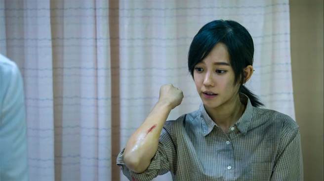 孟耿如拍《麻醉风暴2》时拍到挂彩。（中天综合台提供）