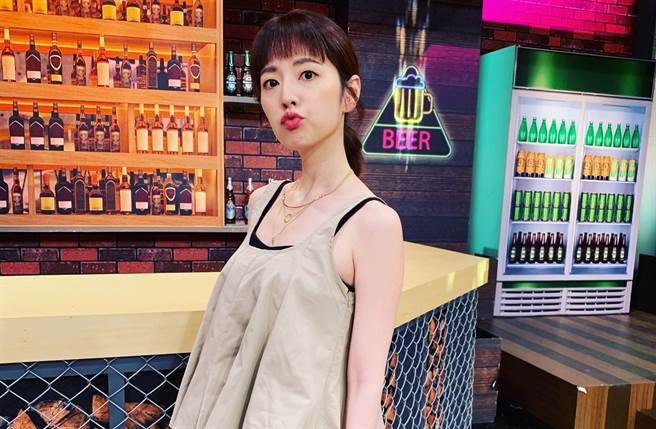 阿诺吐露婚前交往过一任恐怖情人，吵架时竟拿起菸灰缸往她头部砸过来，她吓得马上逃跑。(翻摄自阿诺脸书)