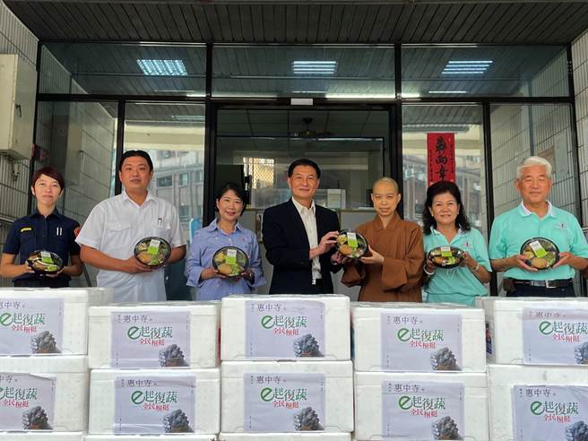 佛光山惠中寺响应国际佛光会中华总会发起的「e起復蔬、全民相挺」公益计画，2日带着精心制作的蔬食餐盒到台中市警察局第三分局慰劳辛苦的警察人员。（台中市第三分局提供／冯惠宜台中传真）