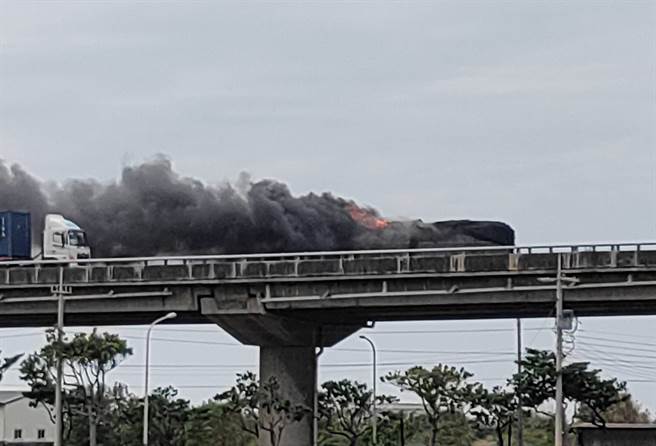 台中市台61線西濱橋往清水方向，今（3日）下午1時許發生火燒車事故，1輛貨車因不明原因起火燃燒，猛烈得黑色濃煙不斷從車內冒出。（翻攝自臉書清水小鎮）